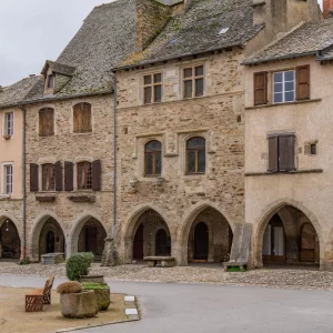 Flâner dans les rues de Sauveterre-de-Rouergue, un des plus beaux villages de France, situé en Aveyron