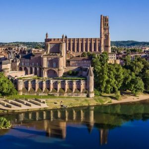 Flâner dans les rue de la cité épiscopale d'Albi, à seulement 40 minutes de Chez Poti Pota