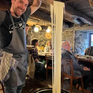 Manger dans un buron un bon aligot et une bonne pièce de viande d'Aubrac