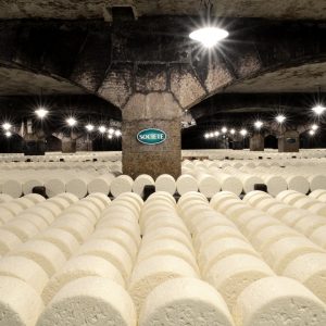Visiter les caves du Roquefort, le roi des fromages au coeur du village de Roquefort sur Soulzon dans l'Aveyron, un incontournable à faire en venant Chez Poti Pota