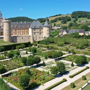 Visiter le château de Bournazel et se balader dans ses jardins, magnifique château Aveyronnais
