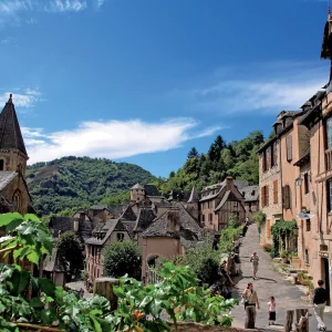 Visiter le village Conques et admirer le célèbre tympan de son abbaye en Aveyron