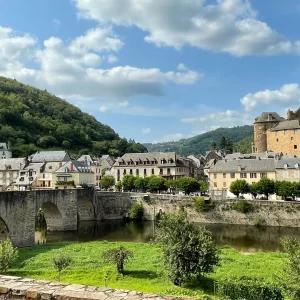 Visiter l'un des plus beaux village de France : Estaing dans la Vallée du Lot en Aveyron quand on vient dormir chez Poti Pota