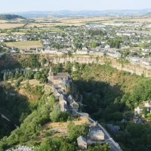 Voir le célèbre trou de Bozouls en Aveyron quand on vient Chez Poti Pota